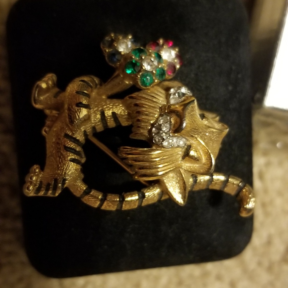 Vintage jomaz lion pin